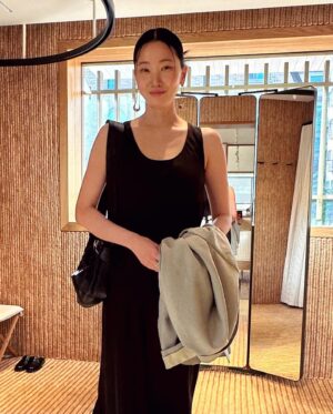 Jang Yoon-ju Instagram - My precious friend @lemaire_official 
We met for the first time in 2002 
and blessed each other. Christophe Le Maire 
Seoul store is open. 
Congratulations from the bottom of my heart!
🌷🩷👍🏻

나의 소중한 친구!! 
2002년에 처음 만나 서로를 축복하며
응원하는 크리스토프 르메르의 서울 매장이
오픈 하였다. 진심으로 축하해!