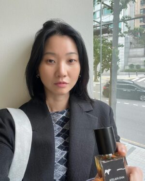 Jang Yoon-ju Instagram - 비오는 토요일. 
아 이제 눈물의 여왕은 안하지? 아쉬운 마음을 달래며.
그림도 보고. 향수도 사고. 밥도 배불리 먹고. 🩶☺️☂️