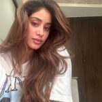 Janhvi Kapoor Instagram - 🙏🏼 pls roze aise achhe hair days de do 🙏🏼 shubh baal diwas 🪔 💇🏻‍♀️ 😜