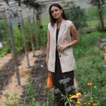 Janina Uhse Instagram - My future me will also have a greenhouse full of veggies 🥕👩🏽‍🌾🥬💚 Foto @jeremy.moeller Anzeige @theofficialpandora // @giannichiarini