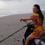 Janina Uhse Instagram - Best (Electro-)Scooter Drive in a loooong time 🛵🌊❤️ Es gibt übrigens Pinke Muscheln in diesem feinen, schwarzen Sand 🤗❤️