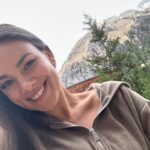 Janina Uhse Instagram - Zurück nach München fahr ich langsamer. Hab ich mir fest vorgenommen. Denn so schön finde ich Bild Nummer 5 jetzt nicht. 🥴 Tschüss Tirol! 🏔️ Noch eine Drehwoche, dann haben wir alles im Kasten.