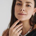 Janina Uhse Instagram - Anzeige// Jedes Mal, wenn wir ein Schmuckstück tragen, erinnern wir uns, wie dieses besondere Stück zu uns gekommen ist. In welcher Situation in unserem Leben wir uns selbst beschenkt haben oder von wem wir beschenkt wurden.🥰 Es löst Emotionen in uns aus, denn Schmuck ist mehr, als etwas, dass ein Outfit komplett macht. Jedes Teil hat seine eigene Geschichte. Es erinnert einen an besondere Momente im Leben aber auch an die wichtigsten Menschen in unserem Leben. Freunde, Partner oder unsere Mütter. ❤️ Be Love, unter diesem Motto steht die Muttertags Kampagne von @theofficialpandora , Denn die Liebe ist doch das, was uns im Leben trägt, oder? #BeLove #ShotForPandora #AD