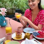 Janina Uhse Instagram - Anzeige // Selfcare bedeutet für mich mehr Zeit zu haben für Dinge, die ich liebe ❤️ Frühstück mit meiner Family ist eins davon. Mit den Geräten von @siemenshomede habe ich auch den richtigen Partner an meiner Seite, der mir den Alltag angenehmer macht 🫶