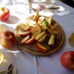 Janina Uhse Instagram - Anzeige//Ohhhhh, wie schön ist Südtirol 🍎❤️🍷 Hatten eine wunderschöne Familienauszeit inmitten von Apfelbäumen, Weinreben und ganz viel frischer Bergluft. Ich sag’s euch, der kleine Mann hat hervorragend geschlafen (was sonst nicht so häufig der Fall ist)- wir aber auch, nach dem wunderschönen Stadtrundgang in Brixen und der ein oder anderen Marende 🧀🥓🍞 Wir kommen wieder, keine Frage! ❤️ Wart ihr schon mal in Südtirol? Wenn ja, wo? @suedtirol.official @visitbrixen @natz_schabs #southtyrol #suedtirol #südtirol #visitbrixen #natzschabs