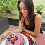 Janina Uhse Instagram – Sonntagsgrüße aus der @janinaandfood Testküche 👩🏽‍🍳🥧 Es ist vermutlich der beste Kuchen, den ich jemals gebacken habe 🤫🥰