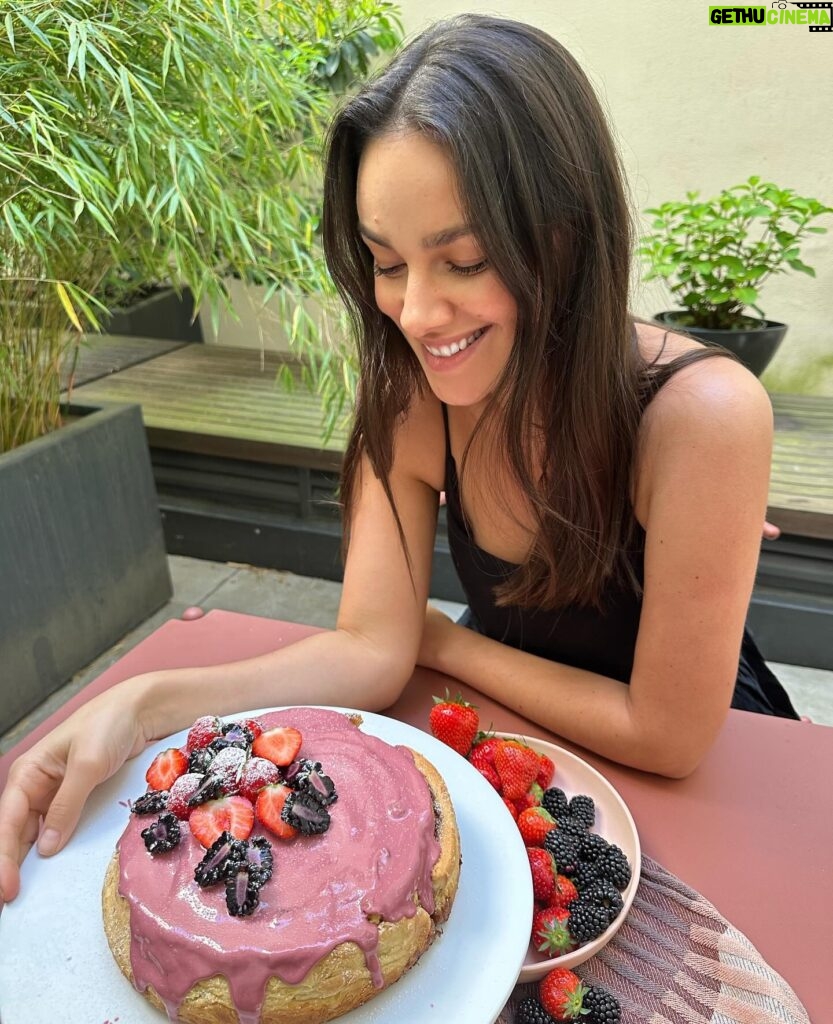 Janina Uhse Instagram - Sonntagsgrüße aus der @janinaandfood Testküche 👩🏽‍🍳🥧 Es ist vermutlich der beste Kuchen, den ich jemals gebacken habe 🤫🥰
