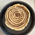 Janina Uhse Instagram - Sonntagsgrüße aus der @janinaandfood Testküche 👩🏽‍🍳🥧 Es ist vermutlich der beste Kuchen, den ich jemals gebacken habe 🤫🥰