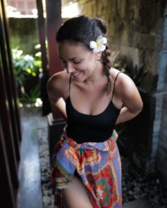 Janina Uhse Instagram - Hach… gegen so eine herrlich duftende Frangipani hinterm Ohr hätte ich jetzt nichts 🤌