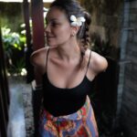 Janina Uhse Instagram - Hach… gegen so eine herrlich duftende Frangipani hinterm Ohr hätte ich jetzt nichts 🤌