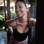 Janina Uhse Instagram - Hach… gegen so eine herrlich duftende Frangipani hinterm Ohr hätte ich jetzt nichts 🤌