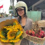 Janina Uhse Instagram - Am letzten Tag des Jahres gibt es für euch noch ein paar Blümchen und was Süßes. Habt ihr verdient 🫶❤️ Heute Abend wird auf jeden Fall ein wenig stilsicherer gefeiert- ohne Helm-Cap-Kombo! Bei diesen versifften Leihhelmen musste man improvisieren 🫣🥴 (Mittlerweile haben wir uns Helme gekauft 🤗🤝) Helm hin oder her, ich wünsche euch einen tollen Rutsch ins neue Jahr! 🪅
