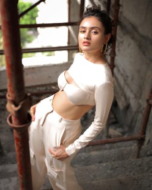 Janki Bodiwala Instagram - Freckles on fleek🤍
.
Stylist @styleitwithniki 
Photographer @super_devang 
Mua:- @poojachabadia & @makeupandhairby_prarthana 
Outfit- @loveseer.in 
Jewellery-  @edges_jewellery @kenayosha 
Curated by - @avanisoni18