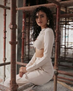 Janki Bodiwala Instagram - Freckles on fleek🤍
.
Stylist @styleitwithniki 
Photographer @super_devang 
Mua:- @poojachabadia & @makeupandhairby_prarthana 
Outfit- @loveseer.in 
Jewellery-  @edges_jewellery @kenayosha 
Curated by - @avanisoni18