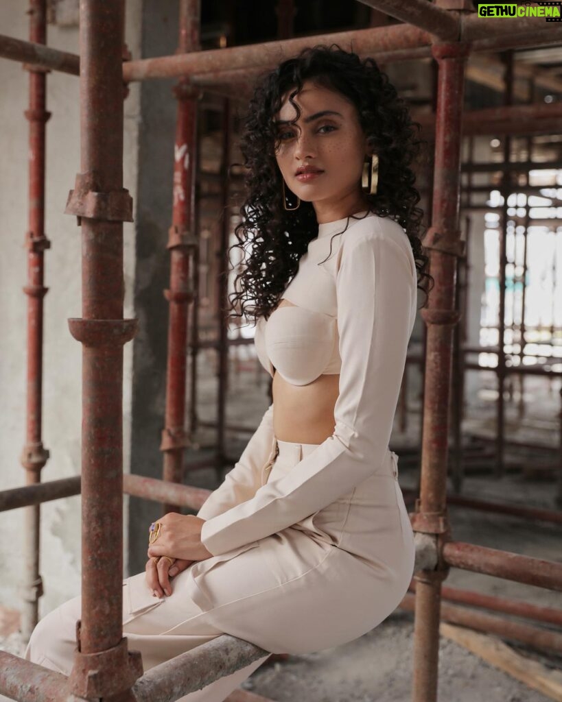 Janki Bodiwala Instagram - Freckles on fleek🤍 . Stylist @styleitwithniki Photographer @super_devang Mua:- @poojachabadia & @makeupandhairby_prarthana Outfit- @loveseer.in Jewellery- @edges_jewellery @kenayosha Curated by - @avanisoni18