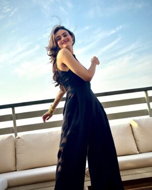 Janki Bodiwala Instagram - Event ready🖤 
.
Stylist- @styleitwithniki 
Outfit- @loveseer.in 
Jewellery- @baala_jewels 
Managed by - @avanisoni18