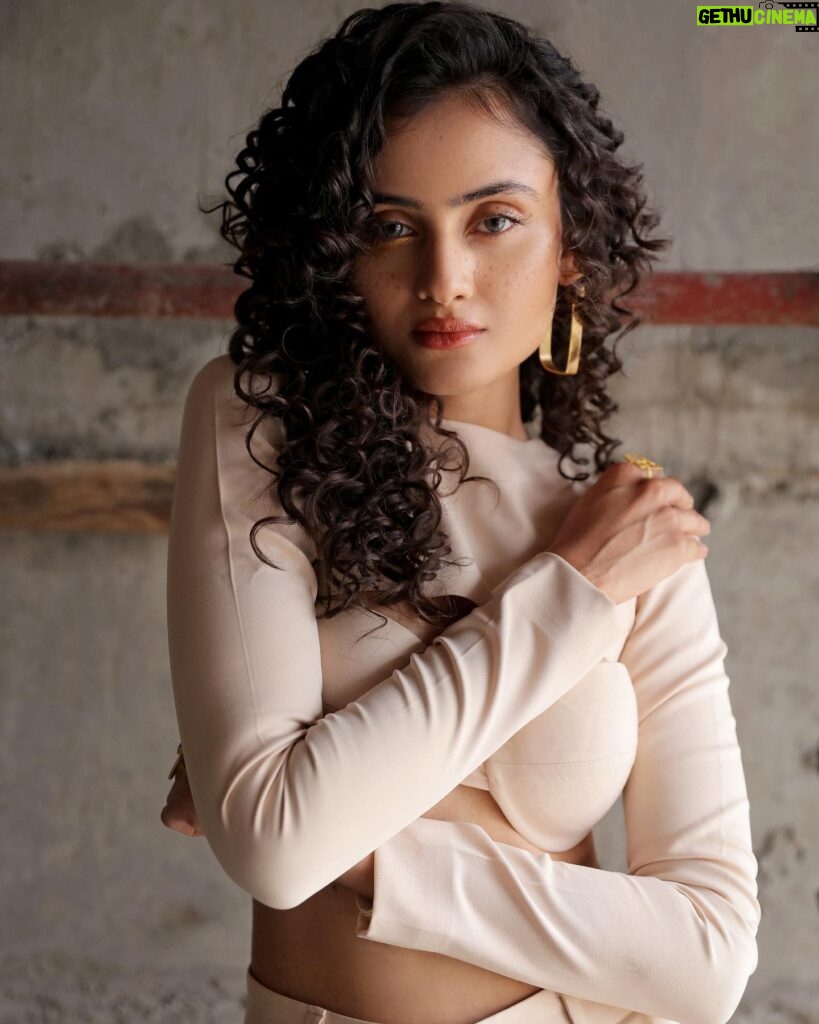 Janki Bodiwala Instagram - Freckles on fleek🤍 . Stylist @styleitwithniki Photographer @super_devang Mua:- @poojachabadia & @makeupandhairby_prarthana Outfit- @loveseer.in Jewellery- @edges_jewellery @kenayosha Curated by - @avanisoni18