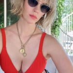 January Jones Instagram – Time for a book by the 🏖 
 I’m reading Red Comet by Heather Clark, how about you?