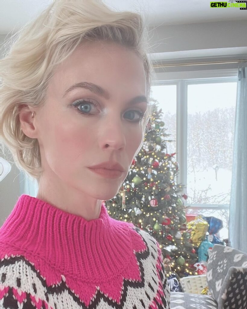 January Jones Instagram - Merry Christmas Eve ❄️🎄