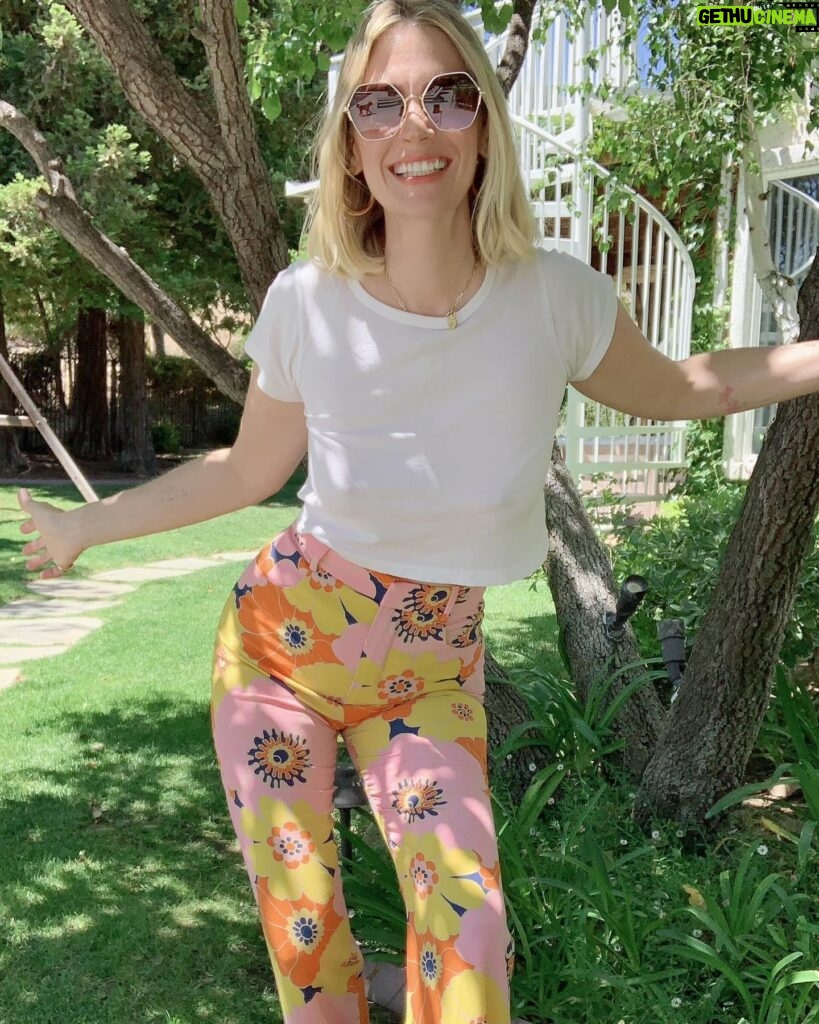 January Jones Instagram - Back to Summmmmerr!! 🌼🌸🌼