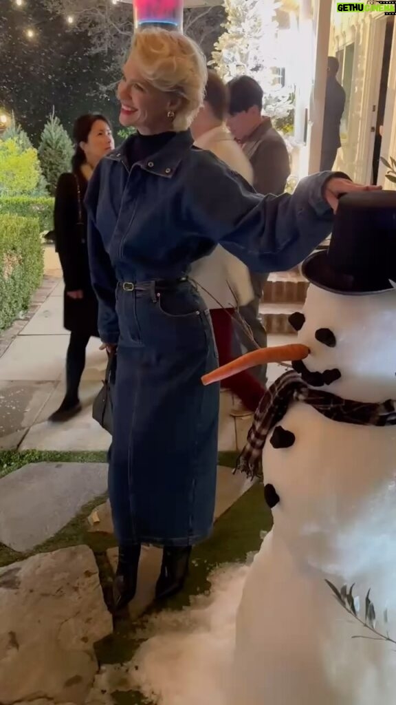 January Jones Instagram - The man of snow I met was very nice but his arms didn’t allow for much intimacy, very pokey, that’s why I’m grazing his top hat awkwardly ☃️