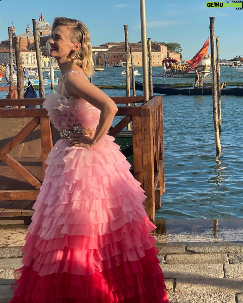 January Jones Instagram - Night 1 in Venice for @dolcegabbana Alta moda 💃🏼