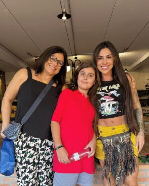 Jaque Khury Instagram - Obrigada pelo amor que vocês me dão , mamãe @jaquekhury e vovó @leilaacury . Feliz dia das mães. Amo muito vocês 🥰🧡❤️