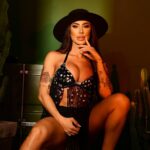 Jaque Khury Instagram - Tão importante quanto sonhar é agir. Saia da zona de conforto, faça algo diferente. Caminhos iguais levam a resultados iguais. Se você quer mudanças, você tem que ser a mudança, pois sem a prática, os sonhos não terão valor algum, serão apenas ideias divagadas. Ouse fazer diferente, ouse ir além! Só você tem o controle de sua vida e mais ninguém! 🌵🦅🖤 Foto @oficiallevicruz