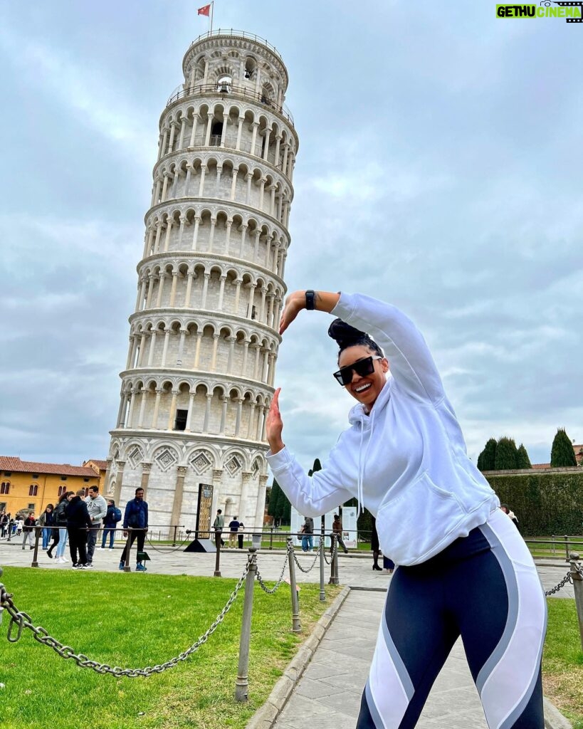 Jasmine Luv Instagram - Did I nail it? I’ve waited my whole life to do this 😂😂🇮🇹 @luvnslim #leaningtower #pisa