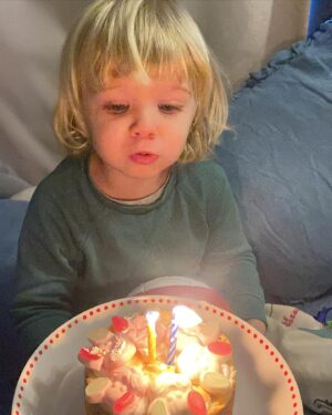 Javiera Acevedo Instagram - 20/05/21 
Mi amor hermoso mi guagua mi princeso de mi corazón tan dulce tan tierno tan regalón cariñoso y generoso, observador, cauteloso y explorador… hace 2 años me hiciste la mujer más feliz del mundo y cada día ese amor crece… tanto así que uno piensa que va a explotar de amor! Como se puede amar tanto! Gracias Guaton delicioso por darme tantas alegrías, por hacerme reír a diario y por compartir los mismos gustos por el cariño la ternura la buena mesa y la felicidad de reunir a todos con tu sonrisa y tu amor infinito. Cosito mas rico mi niñito libre, te veo crecer rodeado de amor y cariño. Eres especial y tu ángel y simpatía te llevarán muy lejos! 
Que sean muchos más así de sanito y así de contento Kaicito!!! Tu mamá en su mejor versión gracias a ti ♥️
#mesdelmar #mesdelkai 🌊