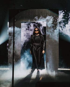 Jazmine Sullivan Instagram - Can’t believe this tour is over. This was one for the books. Thank you to my fans who supported me, sang with me, and encouraged me. Ima miss you heauxs! 🥺🖤🙏🏾

And I want to send a special thank you to my team. We made it!  Photos by @quasarmedia 
………………………………………………………………………………