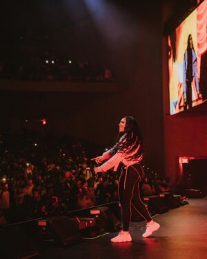 Jazmine Sullivan Instagram - Can’t believe this tour is over. This was one for the books. Thank you to my fans who supported me, sang with me, and encouraged me. Ima miss you heauxs! 🥺🖤🙏🏾

And I want to send a special thank you to my team. We made it!  Photos by @quasarmedia 
………………………………………………………………………………