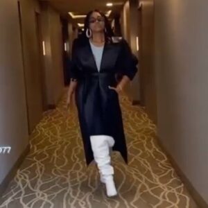 Jazmine Sullivan Instagram - On my way home to social distance for another year🥴😂 love y’all❤️