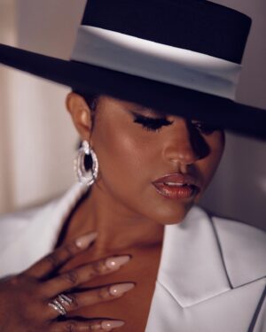 Jazmine Sullivan Instagram - In love with yesterdays Grammy makeup look with @yslbeauty by @beautemua 🖤 

#yslbeauty 
#yslbeautypartner 
@yslbeauty