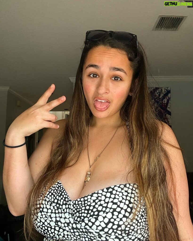 Jazz Jennings Instagram - Yes I used a green eye filter and yes I may have oversaturated myself. Still feel sexy though💚