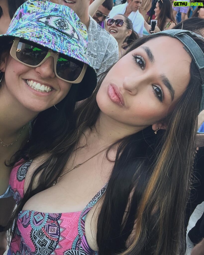 Jazz Jennings Instagram - Starting off the new year right🥳🩷🌟