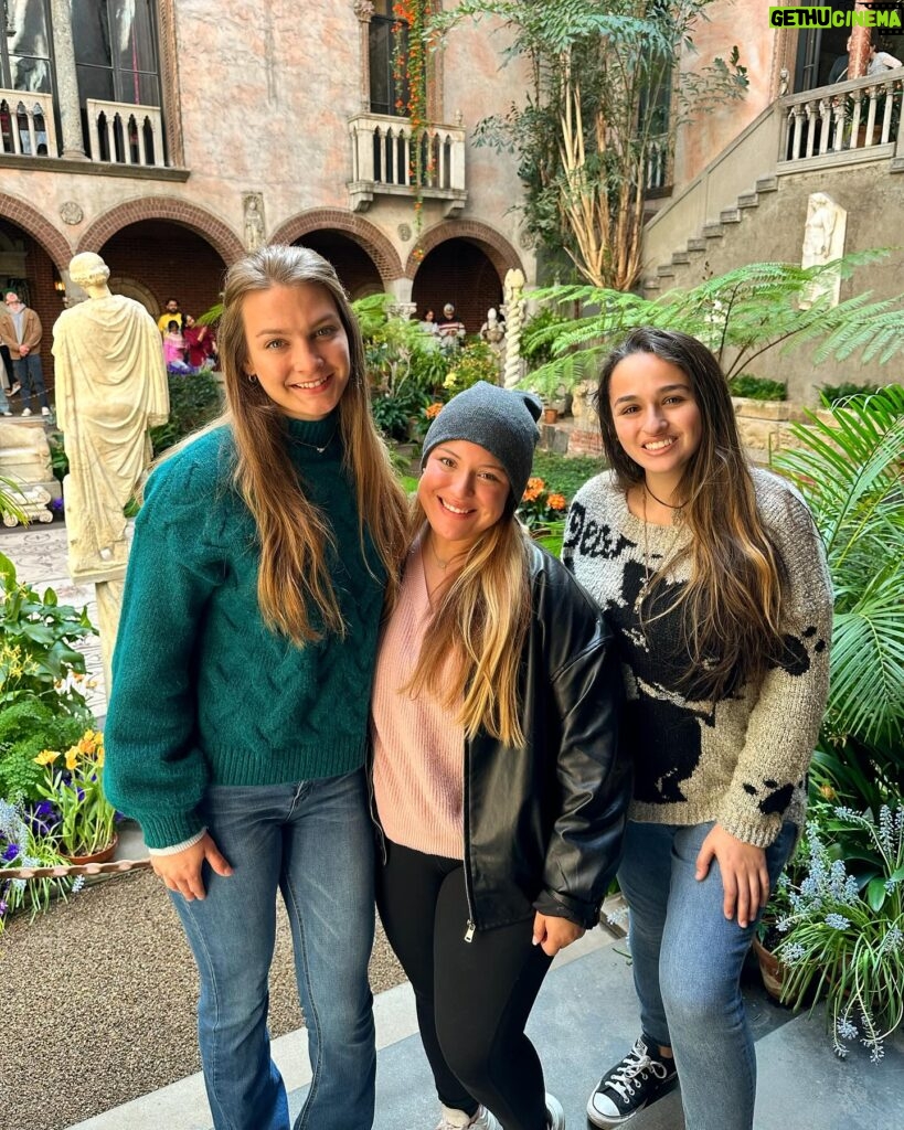 Jazz Jennings Instagram - With friends like these, every moment becomes a work of art🎨🌼