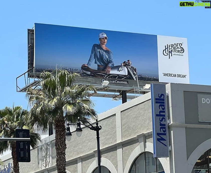 Jazz Lanfranchi Instagram - Très fière d’avoir collaboré avec la marque @heroesmotors , et heureuse d’avoir découvert mes photos sur les Big Boards de Los Angeles 🫶🏼