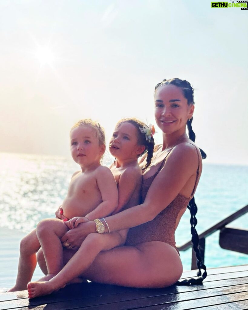 Jazz Lanfranchi Instagram - Il y a deux ans en arrière j’étais assise au meme endroit enceinte de mon fils et aujourd’hui nous sommes là réunis en famille seuls les souvenirs restent profitons de chaque instant 🤍🤲🏼✨ Ayada Maldives