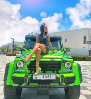 Jazz Lanfranchi Instagram - Je suis heureuse de vous présentez Zébra ma nouvelle copine 🤍 😂🇦🇪 Elle est tellement haute , je vous laisse découvrir les photos 🤩🤍