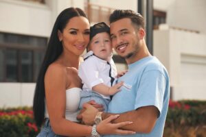 Jazz Lanfranchi Instagram - En cette période difficile rien de plus important que de protéger nos familles , chaque jours qui passe je souris à la vie en la remerciant d’avoir ma famille à mes côtés
Toutes mes pensées vont aux familles en souffrance en ce moment.
Ma famille et moi-même prions pour des jours meilleurs à venir. 
Je vous aime la JLC family team 
Je suis fière de vous.
