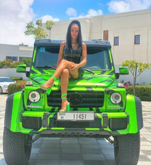 Jazz Lanfranchi Instagram - Je suis heureuse de vous présentez Zébra ma nouvelle copine 🤍 😂🇦🇪 Elle est tellement haute , je vous laisse découvrir les photos 🤩🤍