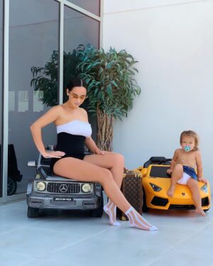 Jazz Lanfranchi Instagram - Chelsea et maman parte en promenade, Oups on a oublier de s’habiller 😂❤️ @slimiies.shop -
Tentez de gagner 1 voyage pour 2 à Bali dans un Hôtel 5*, 1 iPad et 1 Apple Watch 👉 Pour participer :
1- Follow @slimiies.shop et TOUS les comptes que @slimiies.shop suit
2- Like cette publication
3- Mentionne 2 personnes 
4- BONUS 🌟 Doublez vos chances en achetant aujourd’hui chez @slimiies.shop avec mon code promo de -50%  SEPTEMBRE2019 -
Tirage au sort le 15/09/19, l’annonce des gagnant(e)s se fera dans la story de @slimiies.shop 🍀
#Ad @agenceweevents