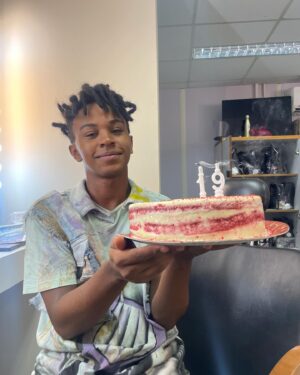 Jean Paulo Campos Instagram - Jeanzinho do passado com 19 aninhos passando pra avisar que amanhã estreia a segunda temp de #VickyeaMusa na @globoplay ❕💕