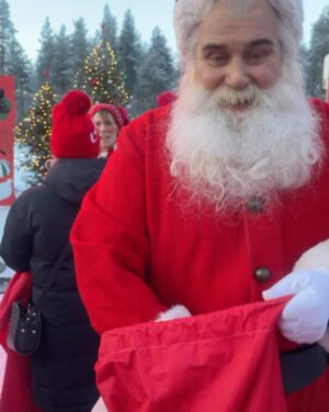 Jean Paulo Campos Instagram - pra sempre vou lembrar dessa vivência natalina em @visitrovaniemi com a @cocacola_br 
Feliz Natal tropinha!!!
🥹🎄❤️