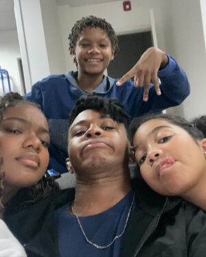 Jean Paulo Campos Instagram - Jeanzinho do passado com 19 aninhos passando pra avisar que amanhã estreia a segunda temp de #VickyeaMusa na @globoplay ❕💕