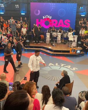 Jean Paulo Campos Instagram - Hoje é dia de #AltasHoras com @serginhogroisman meu primeiro programa na @tvglobo e tá incrível!🫶🏾✨

stylist: @lucasabinno