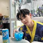 Jeff Satur Instagram - สวัสดีวันพฤหัสสีฟ้า เอ้ยยยยย เอสส สีฟ้า เอ้ยยย ถูกแล้วว เอส กามิกาเซ่ หอม ซ่า อร่อย เปรี้ยว มะนาว สะใจ โปรโมชั่นพิเศษ ซื้อ 1 แถม 1 ทั้ง เอสโคล่า และ เอสกามิกาเซ่แบบกระป๋อง 325 มล. เฉพาะที่ 7-Eleven ทั่วประเทศ และ 7-Delivery เท่านั้น ตั้งแต่วันที่ 2- 8 พฤษภาคม 2567 #เอสกามิกาเซ่ #estkamikaze #estColaBorntobeAwesome #เอสโคล่าเกิดมาซ่ากล้าเป็นตัวเอง #เอสโคล่า #เกิดมาซ่าAwesomeทุกสัมผัส