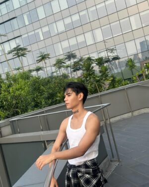 Jeff Satur Instagram - Sunshine soon
