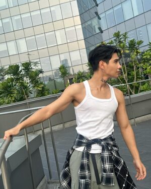 Jeff Satur Instagram - Sunshine soon